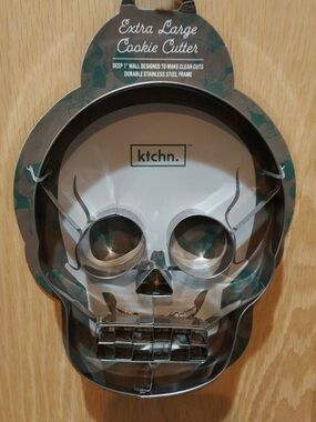 . Extra Large Skull Cookie Cutter -Silver deep 1 inch wall and measures 8" x 6"